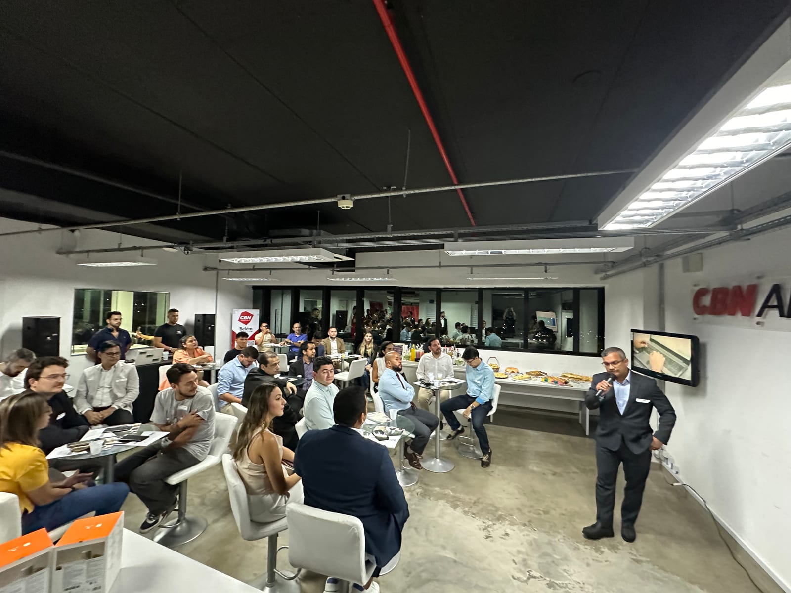 CEO do Grupo Vibe discursando para os convidados do evento.