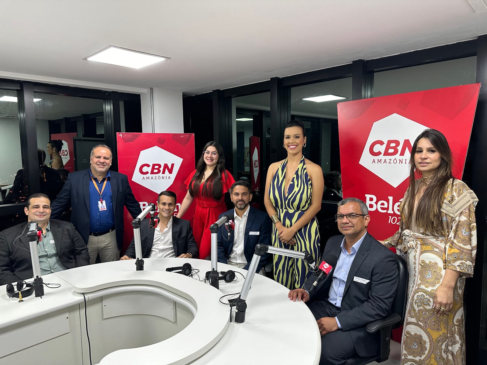 Diretoria do Grupo Vibe no estúdio da CBN Belém