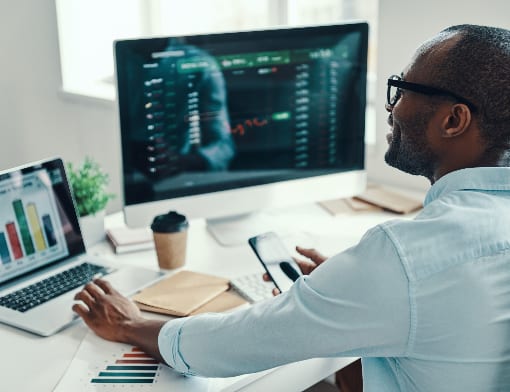 Como uma ferramenta de Data Analytics auxilia na tomada de decisão?